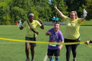 tri my best athlete and buddies run towards finishline